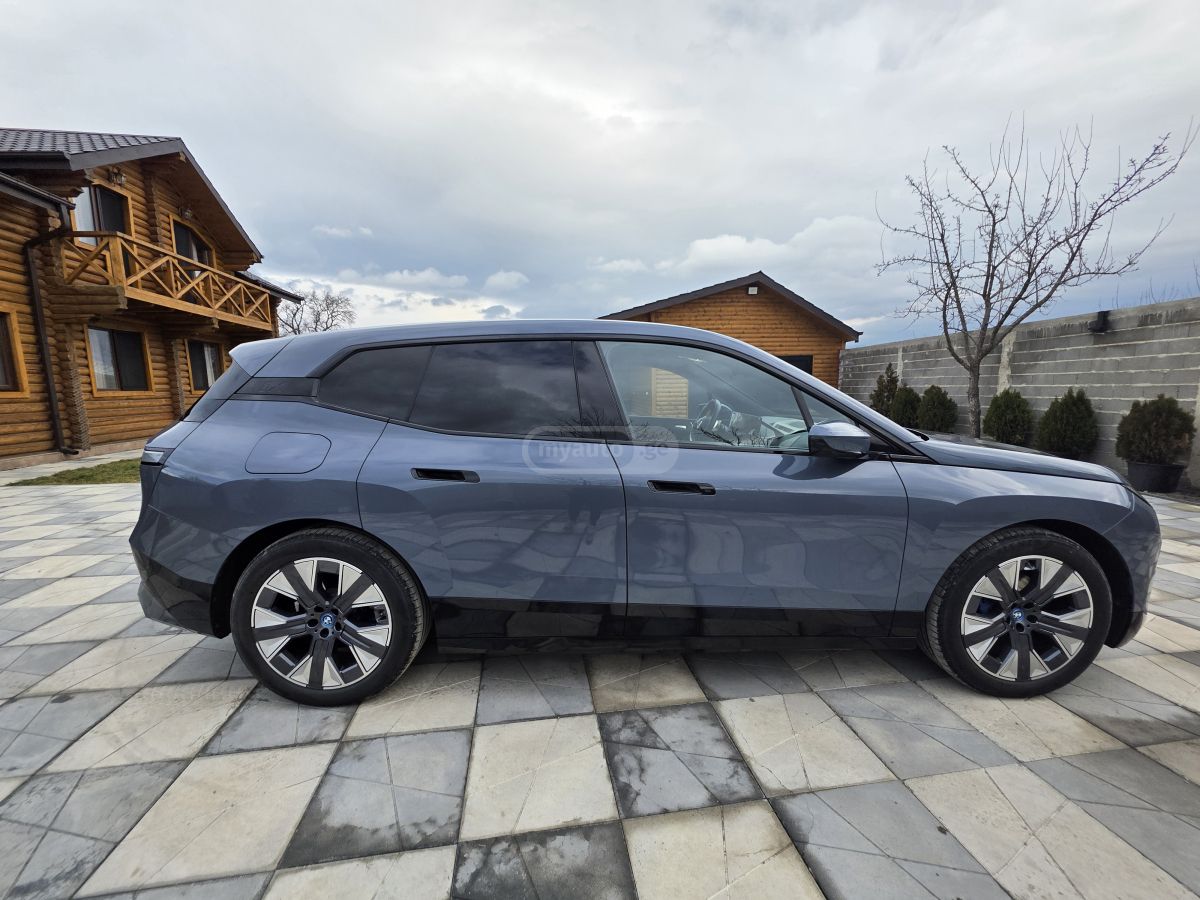 BMW IX - фото 1