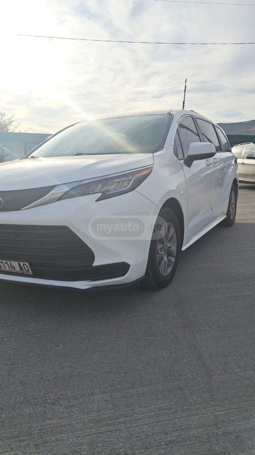 Toyota Sienna - фото 1