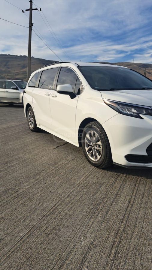 Toyota Sienna - фото 3