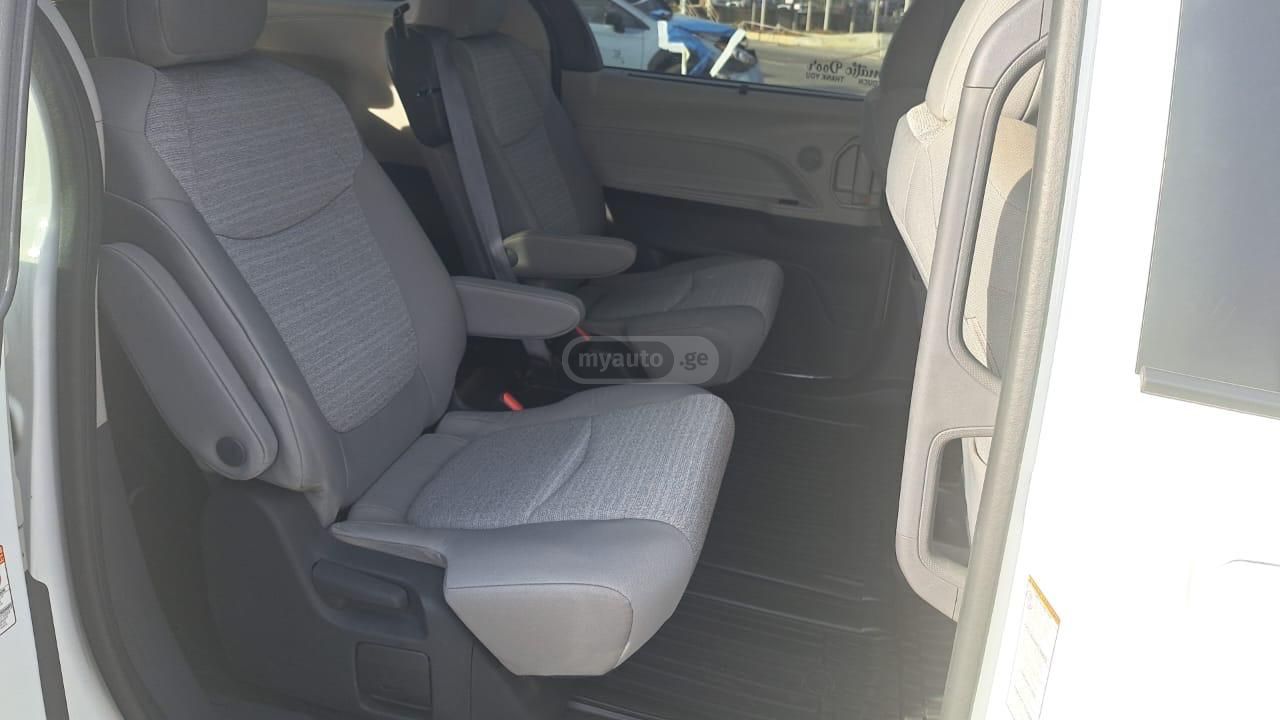 Toyota Sienna - фото 4