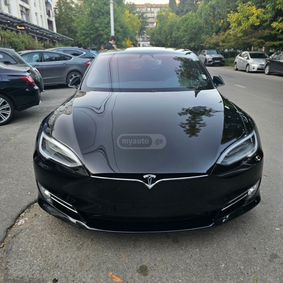 Tesla Model S - фото 1