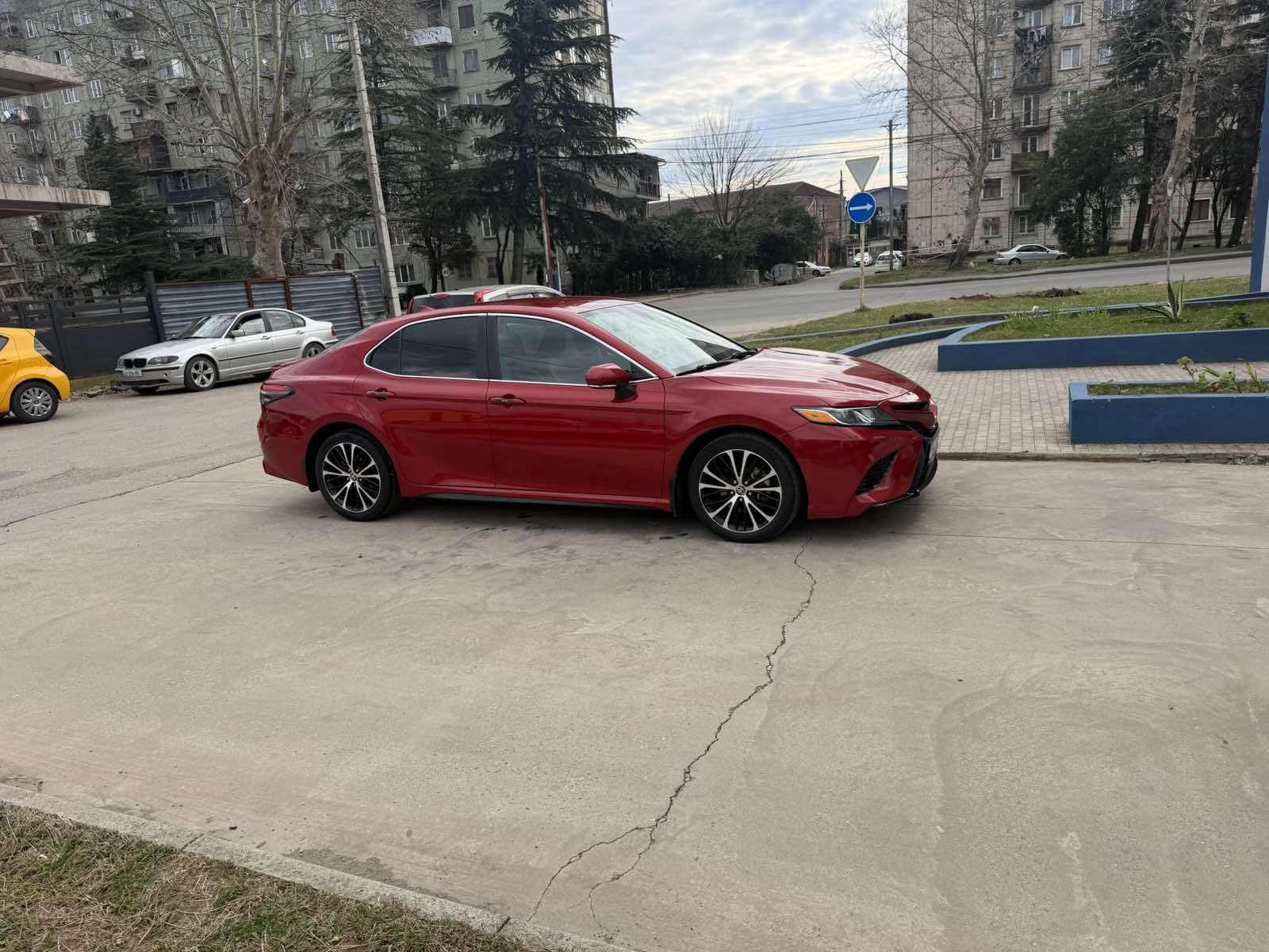 Toyota Camry - фото 1