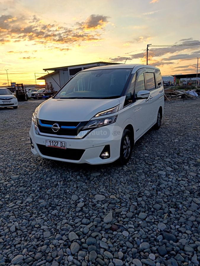 Nissan Serena - фото 1