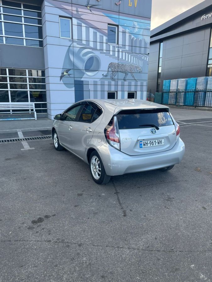 Toyota Aqua - фото 2