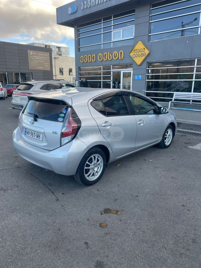 Toyota Aqua - фото 3