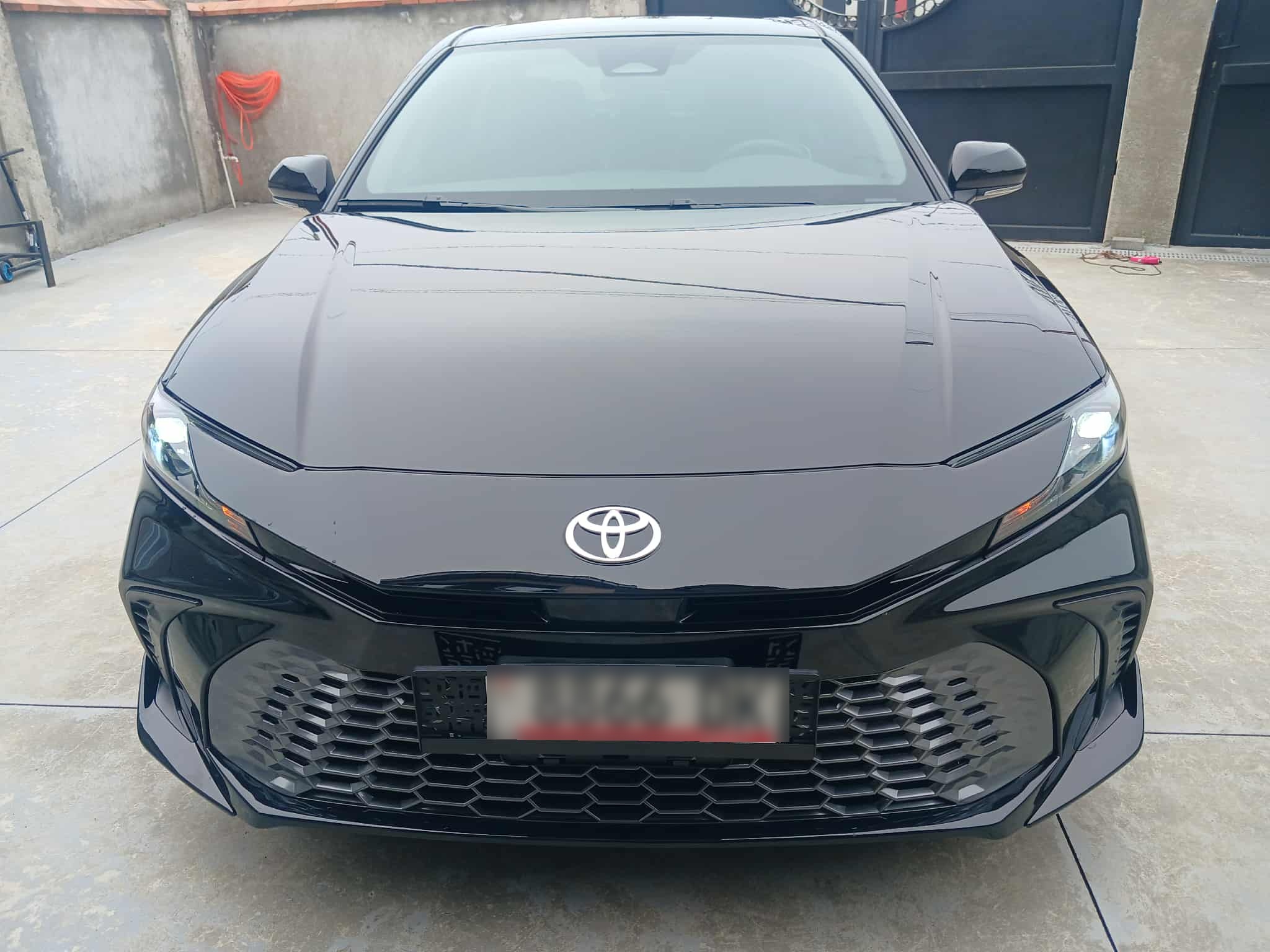 Toyota Camry - фото 1