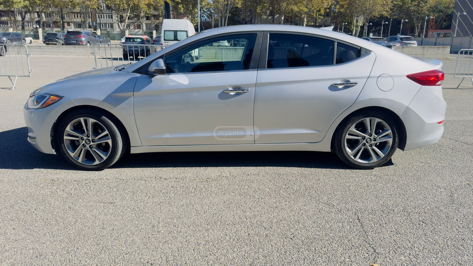 Hyundai Elantra - фото 1