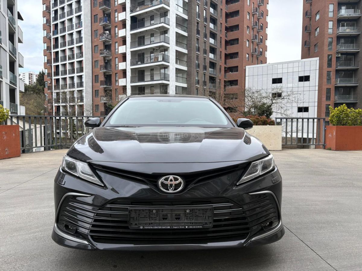Toyota Camry - фото 1