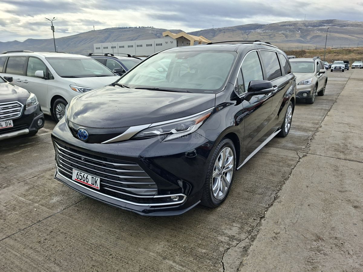 Toyota Platinum 7 Passenger 4dr Front — миниатюра 2