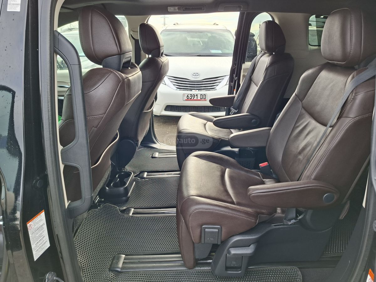 Toyota Platinum 7 Passenger 4dr Front — миниатюра 7