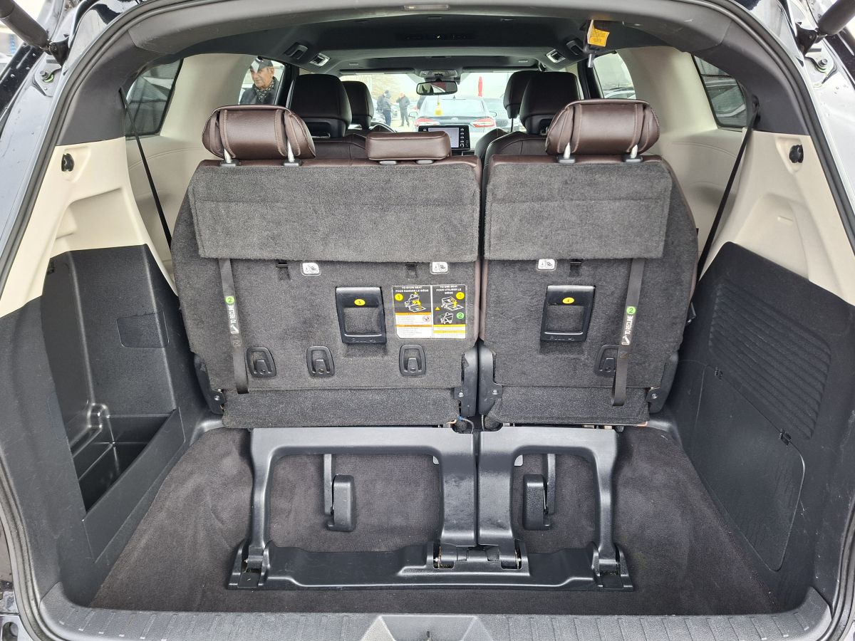 Toyota Platinum 7 Passenger 4dr Front — миниатюра 8