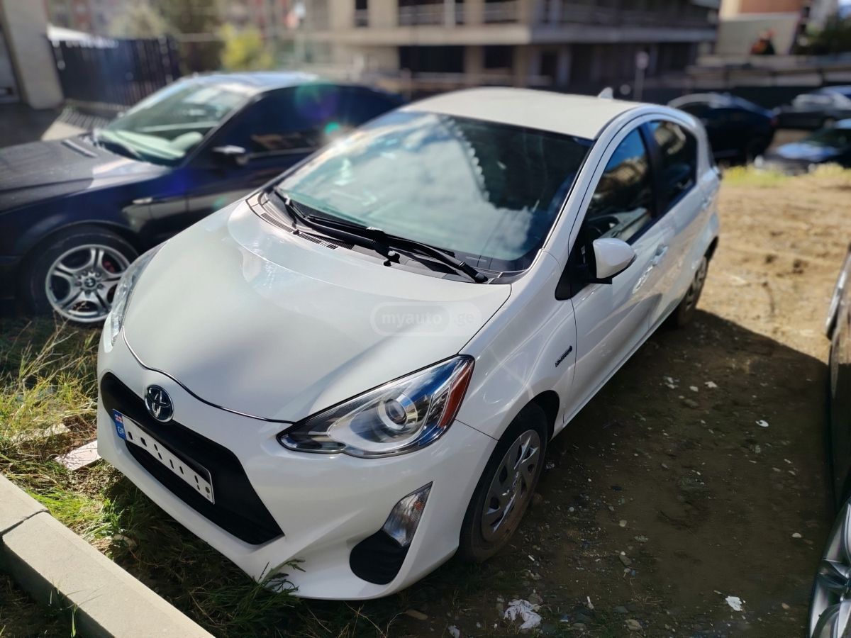 Toyota Prius C - фото 1