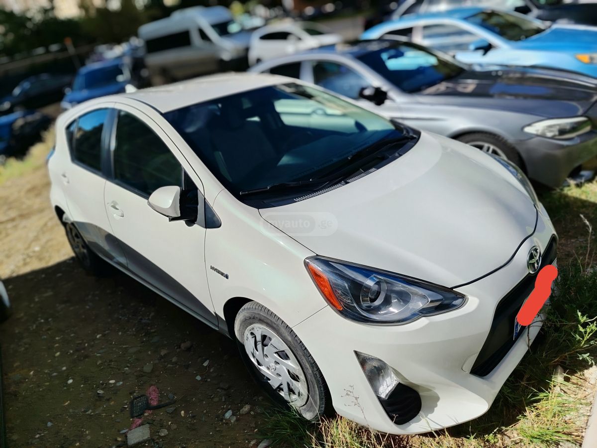 Toyota Prius C - фото 11