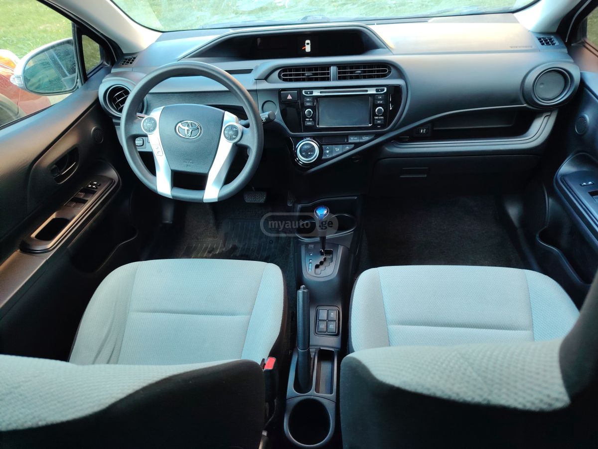 Toyota Prius C - фото 12