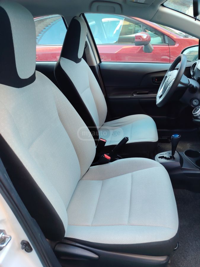 Toyota Prius C - фото 13