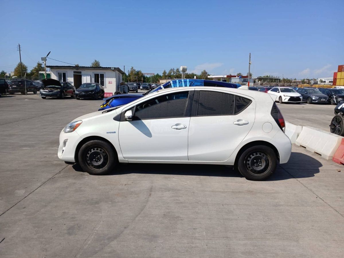 Toyota Prius C - фото 4