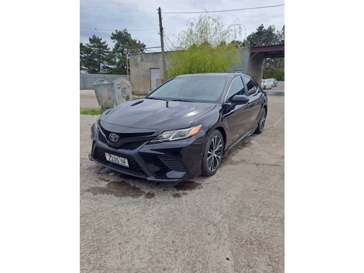 Toyota Camry - фото 1