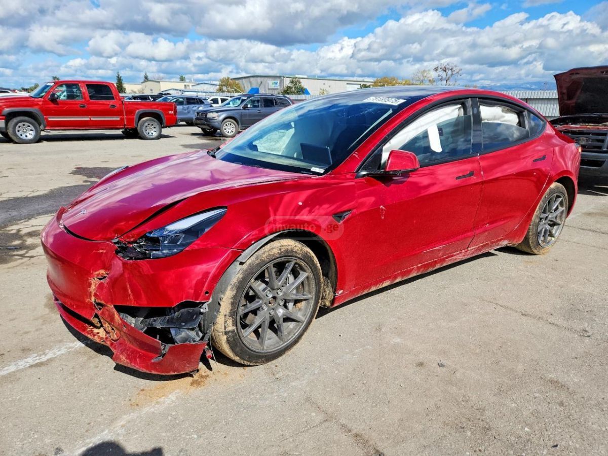 Tesla Model 3 - фото 1