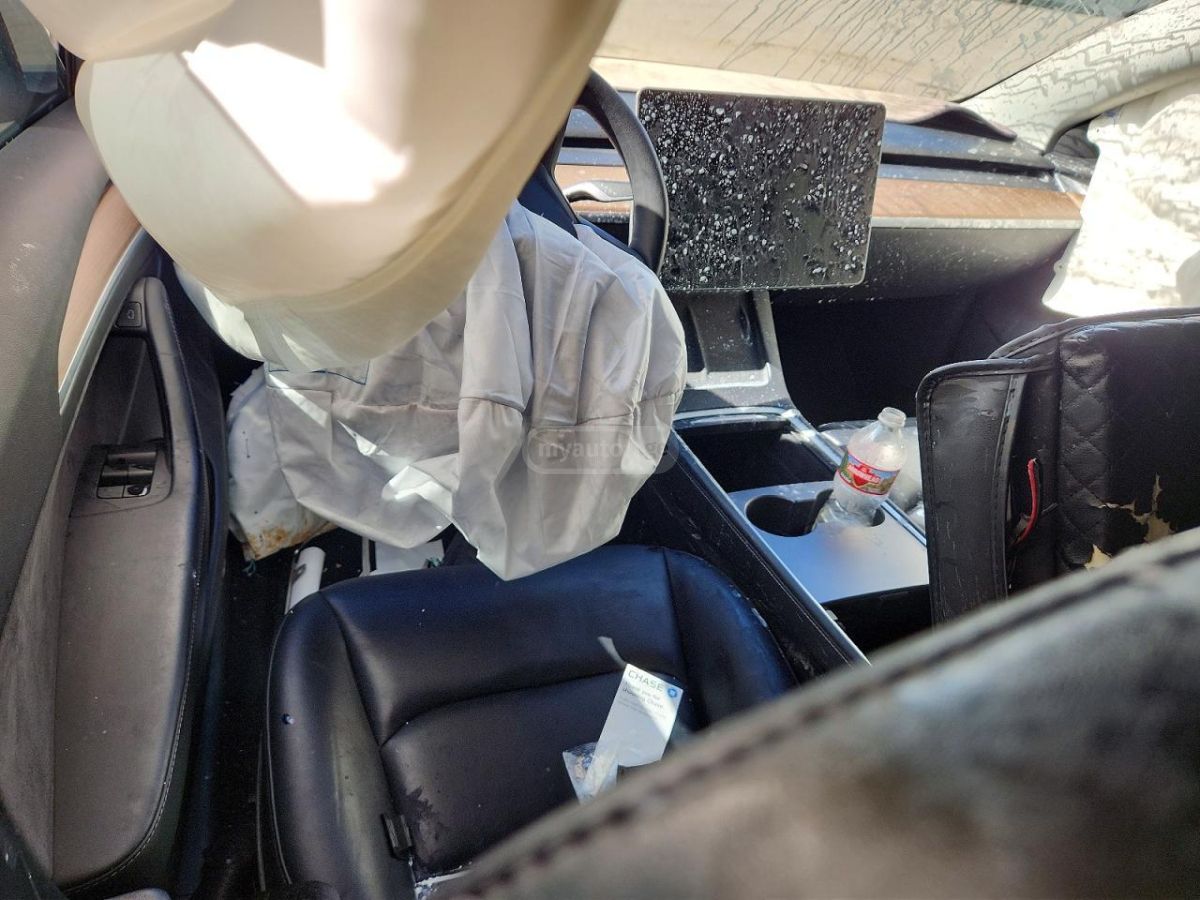 Tesla Model 3 - фото 8