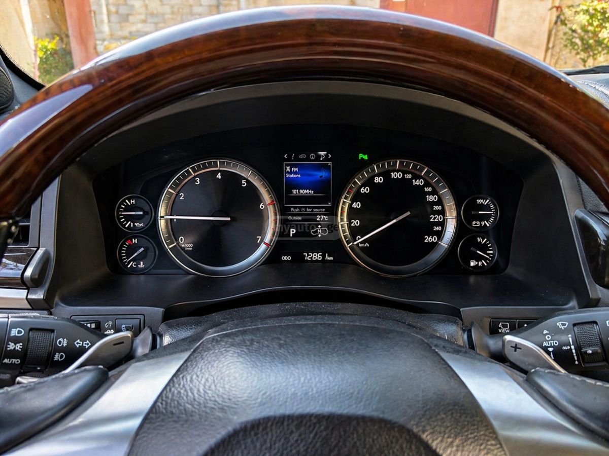 Lexus LX 570 - фото 3