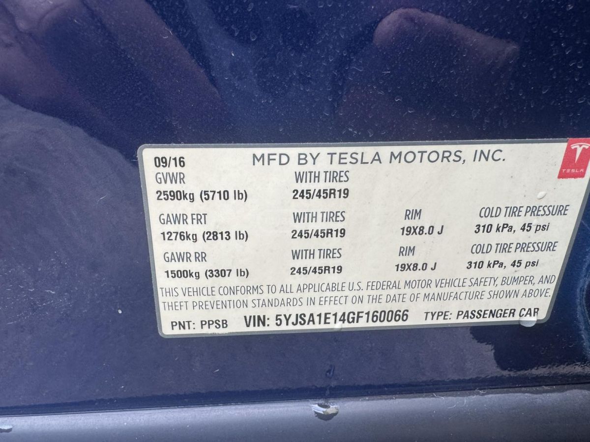 Tesla Model S - фото 8