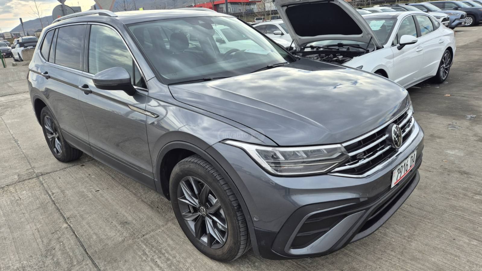 Volkswagen Tiguan - фото 1