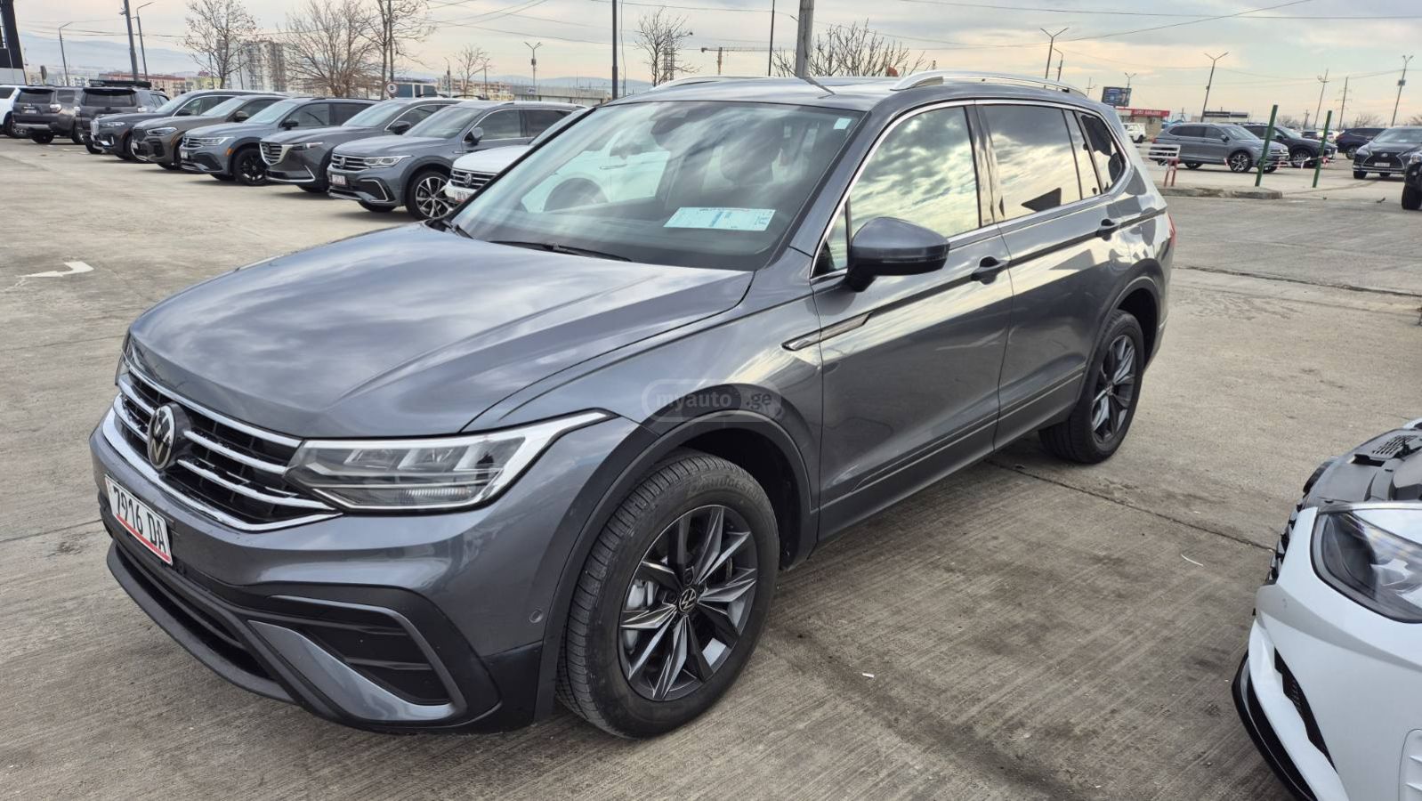 Volkswagen Tiguan - фото 2