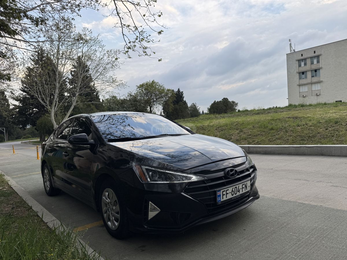Hyundai Elantra - фото 1