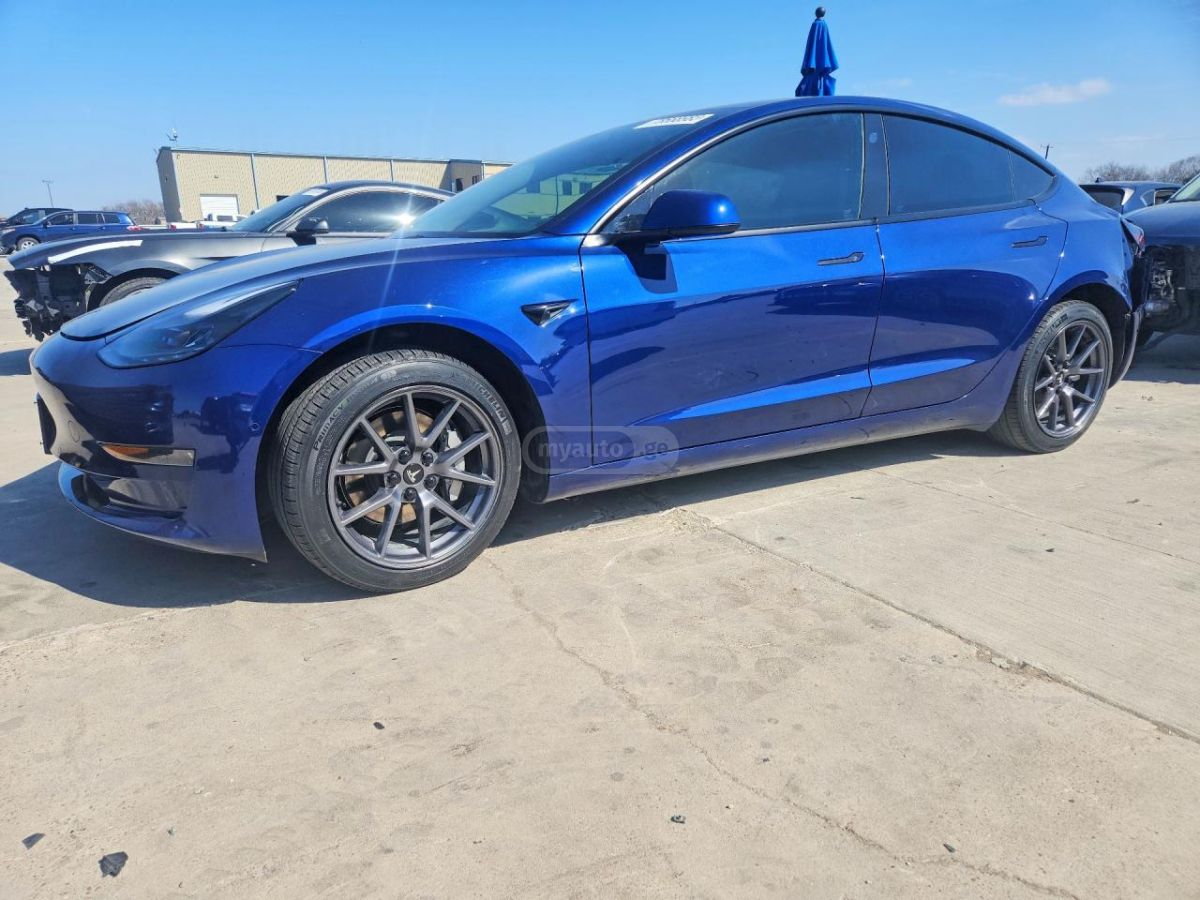 Tesla Model 3 - фото 1