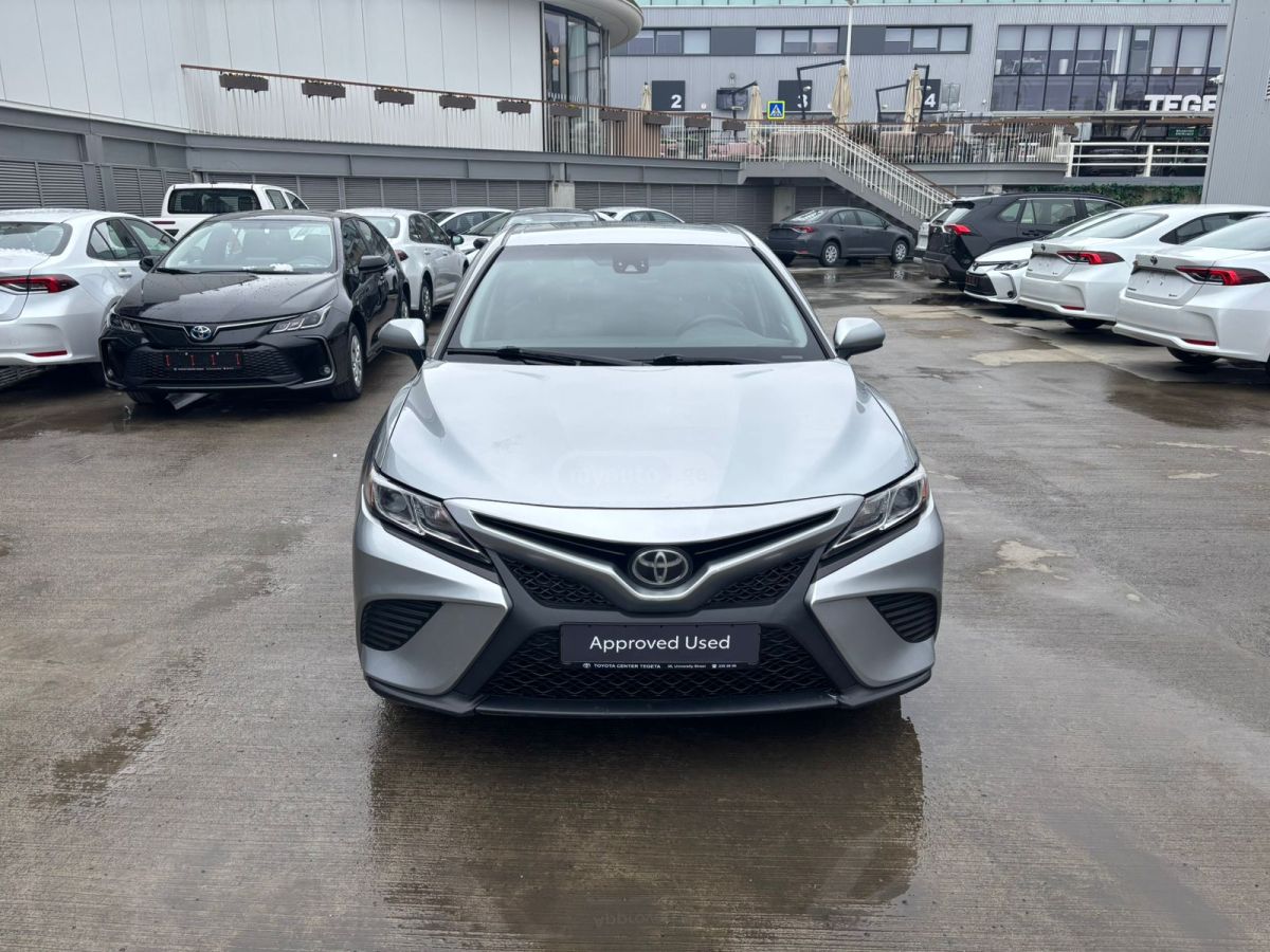 Toyota Camry - фото 1