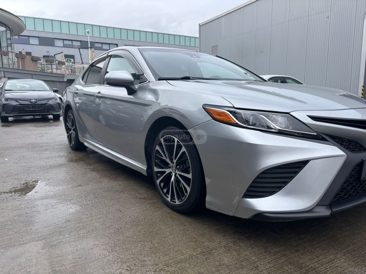 Toyota Camry - фото 2
