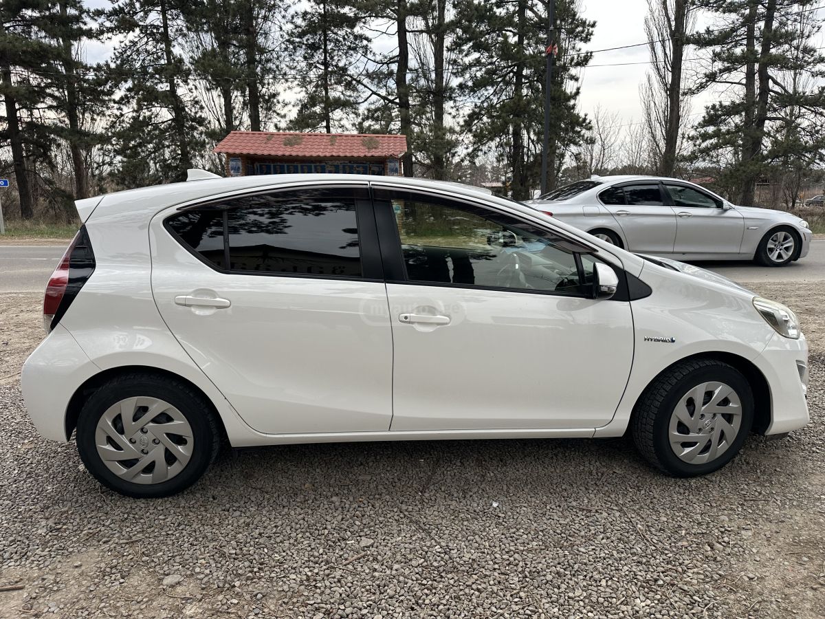 Toyota Aqua - фото 2