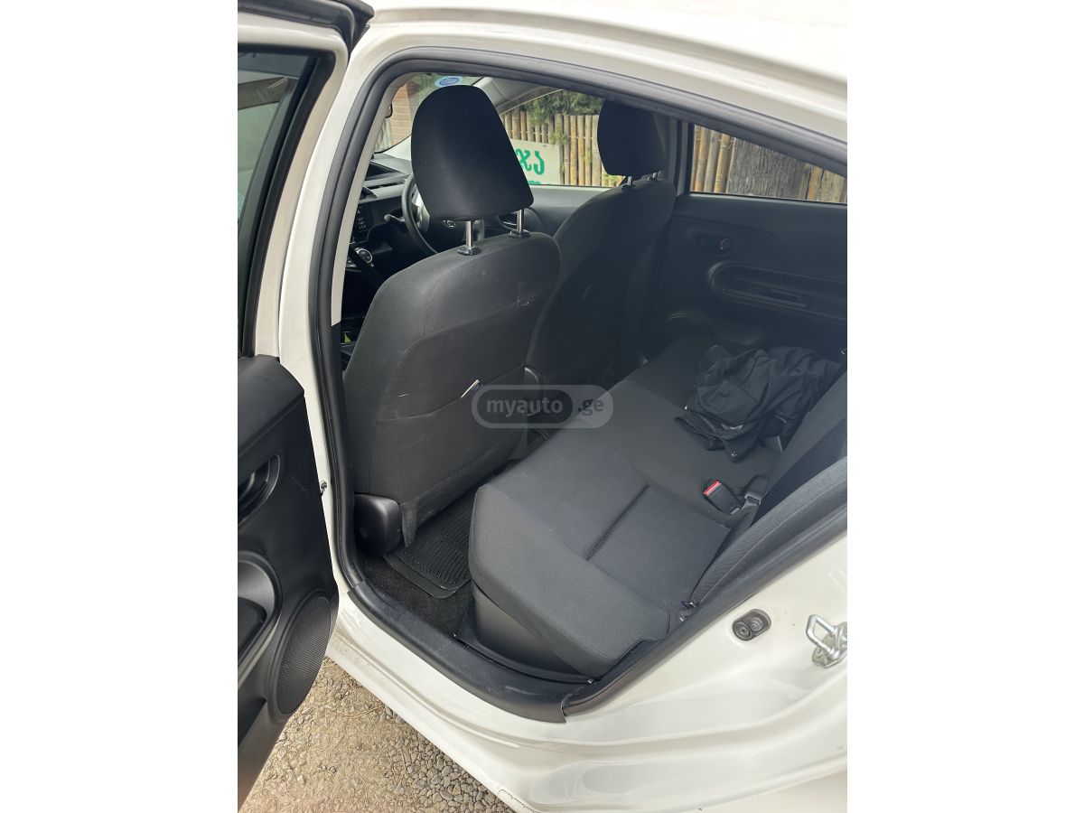 Toyota Aqua - фото 4