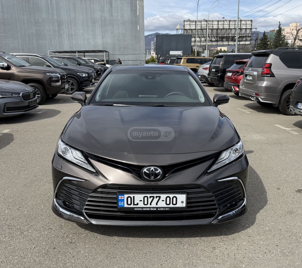 Toyota Camry - фото 1