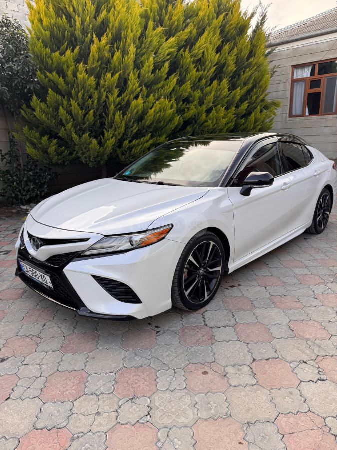 Toyota Camry - фото 1