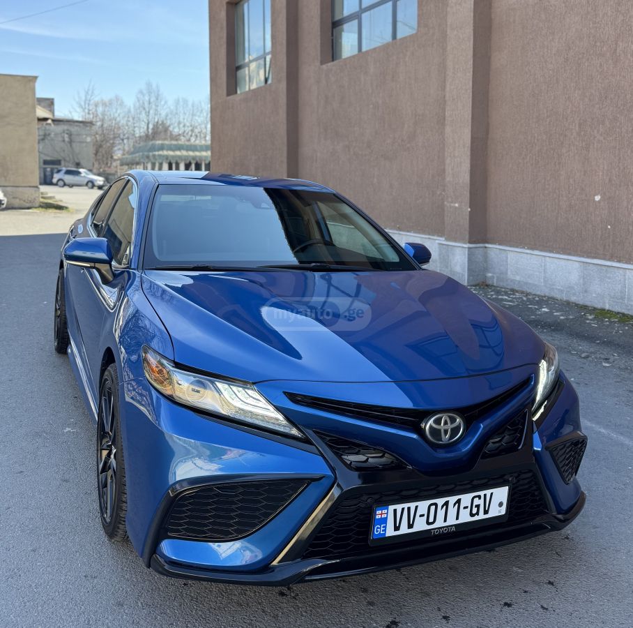 Toyota Camry - фото 1
