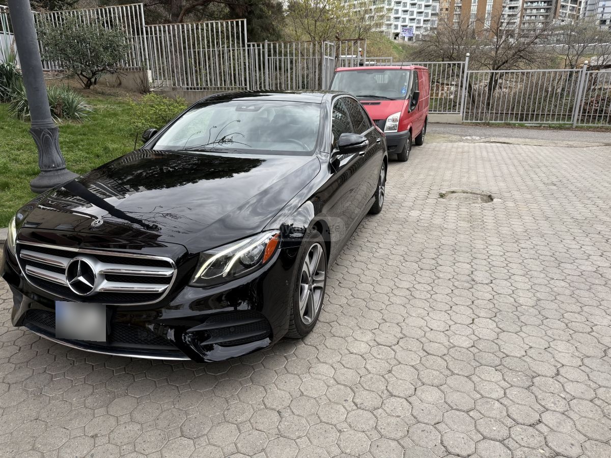 Mercedes-Benz E 300 - фото 1