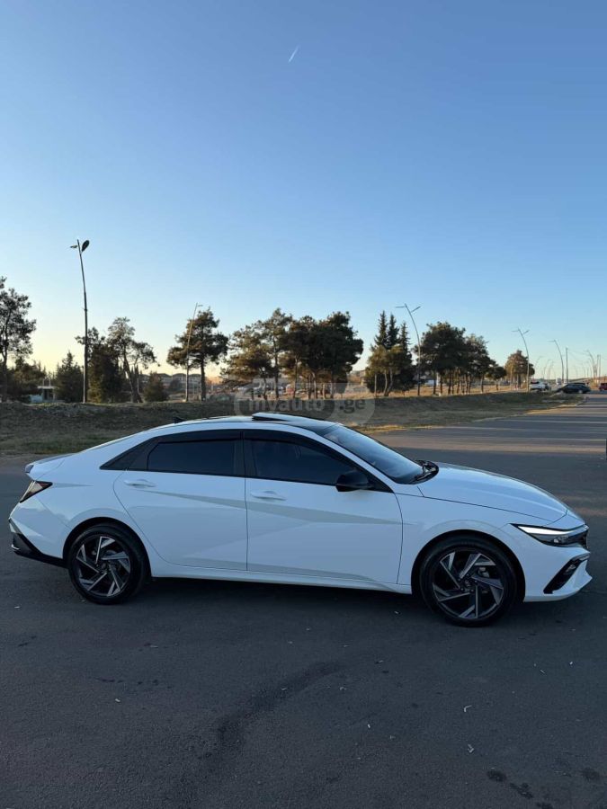 Hyundai Elantra - фото 1