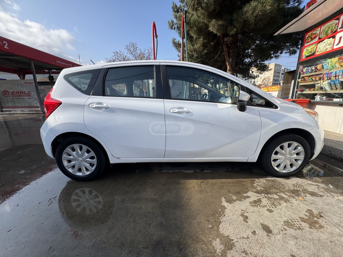 Nissan Versa - фото 1
