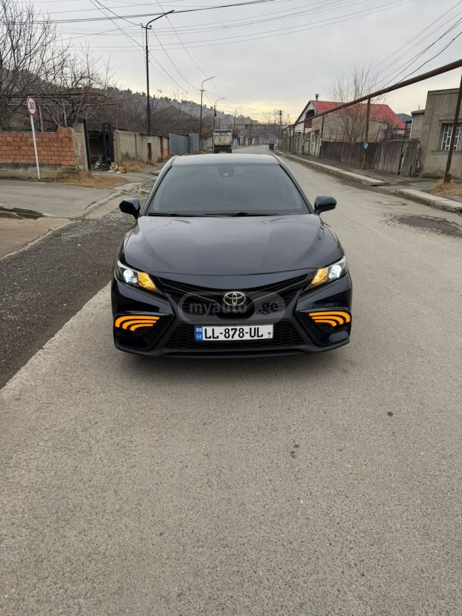 Toyota Camry - фото 1