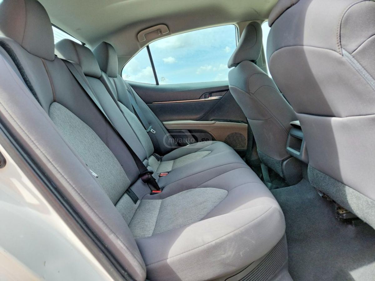 Toyota LE 4dr Front-Wheel Drive Sedan — миниатюра 10