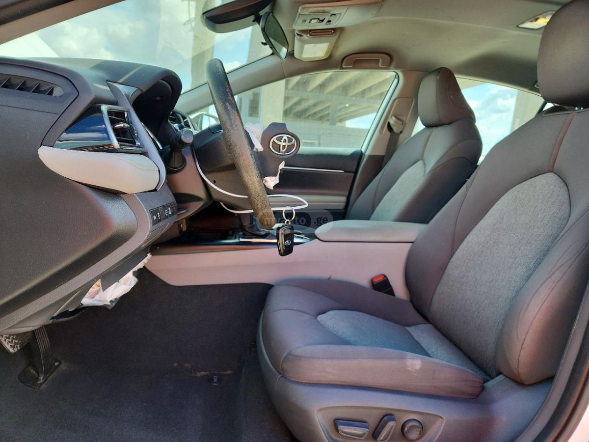 Toyota LE 4dr Front-Wheel Drive Sedan — миниатюра 7