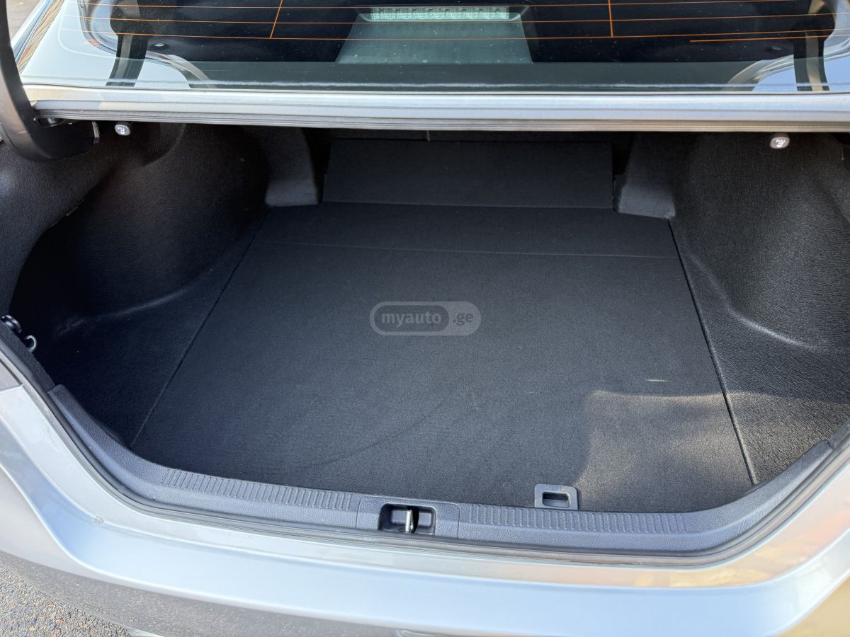 Toyota XSE 4dr Front-Wheel Drive Seda — миниатюра 13