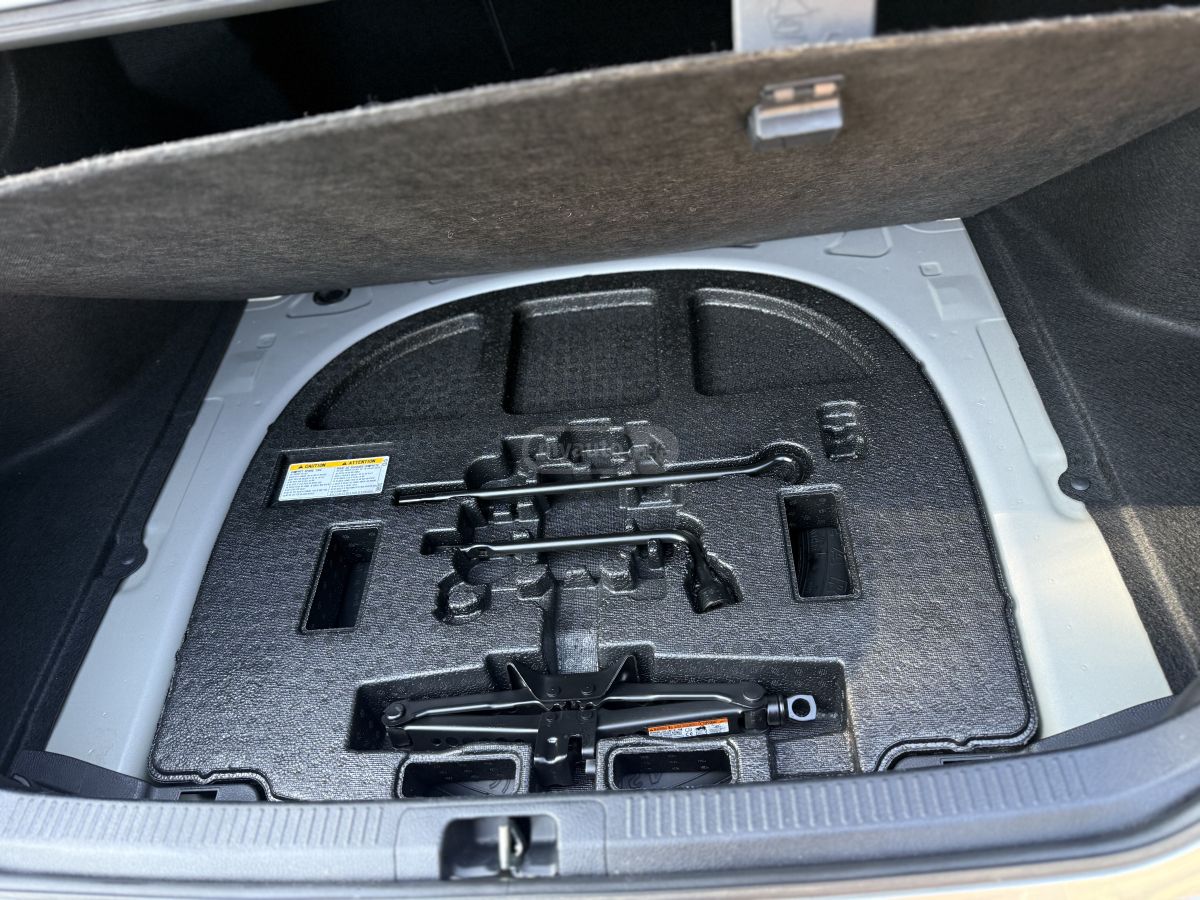 Toyota XSE 4dr Front-Wheel Drive Seda — миниатюра 14