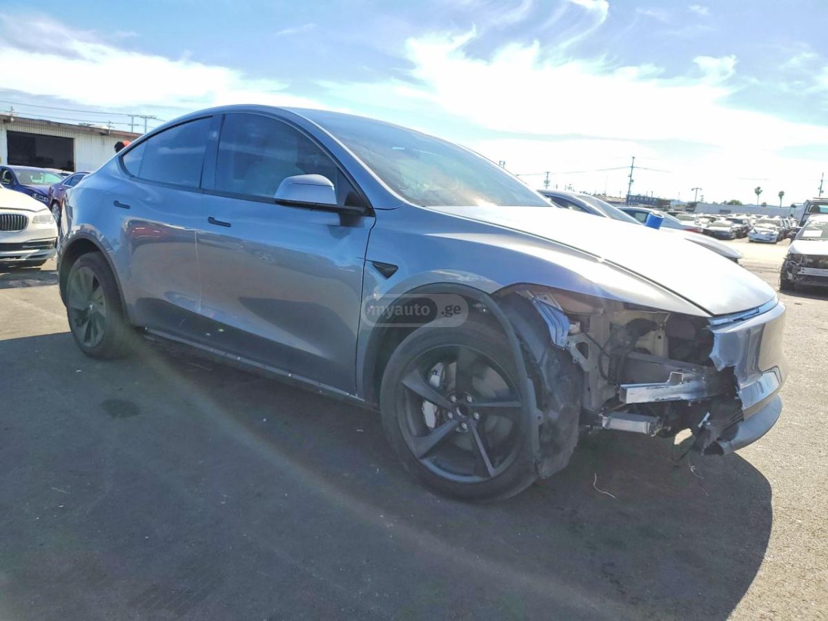Tesla Model Y 2025 — миниатюра 4