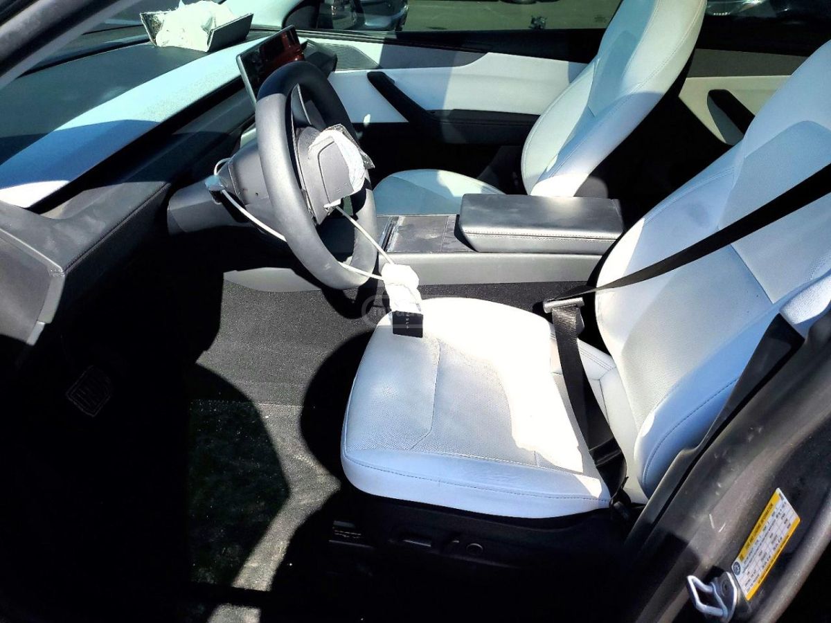 Tesla Model Y 2025 — миниатюра 6