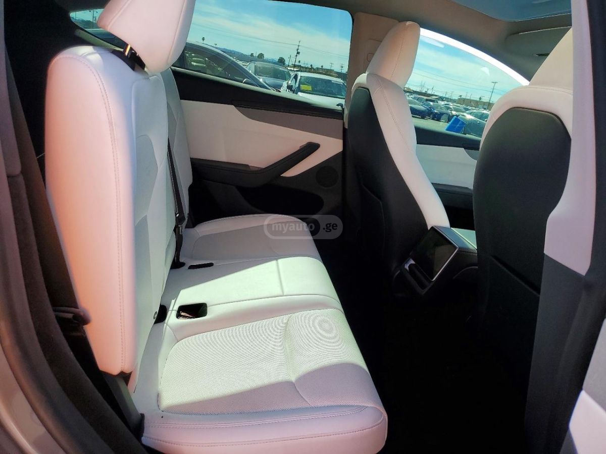 Tesla Model Y 2025 — миниатюра 7