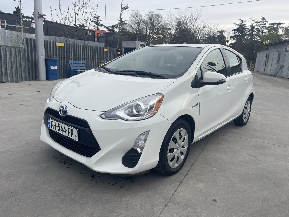 Toyota Prius C - фото 1