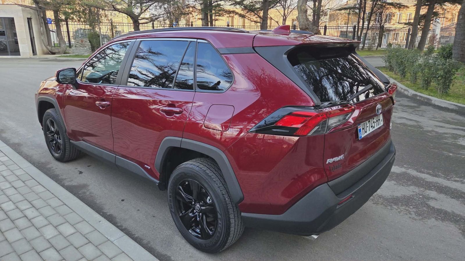 Toyota LE 4dr All-Wheel Drive Automat — миниатюра 4