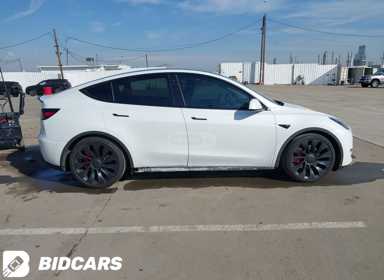 Tesla Model Y - фото 9